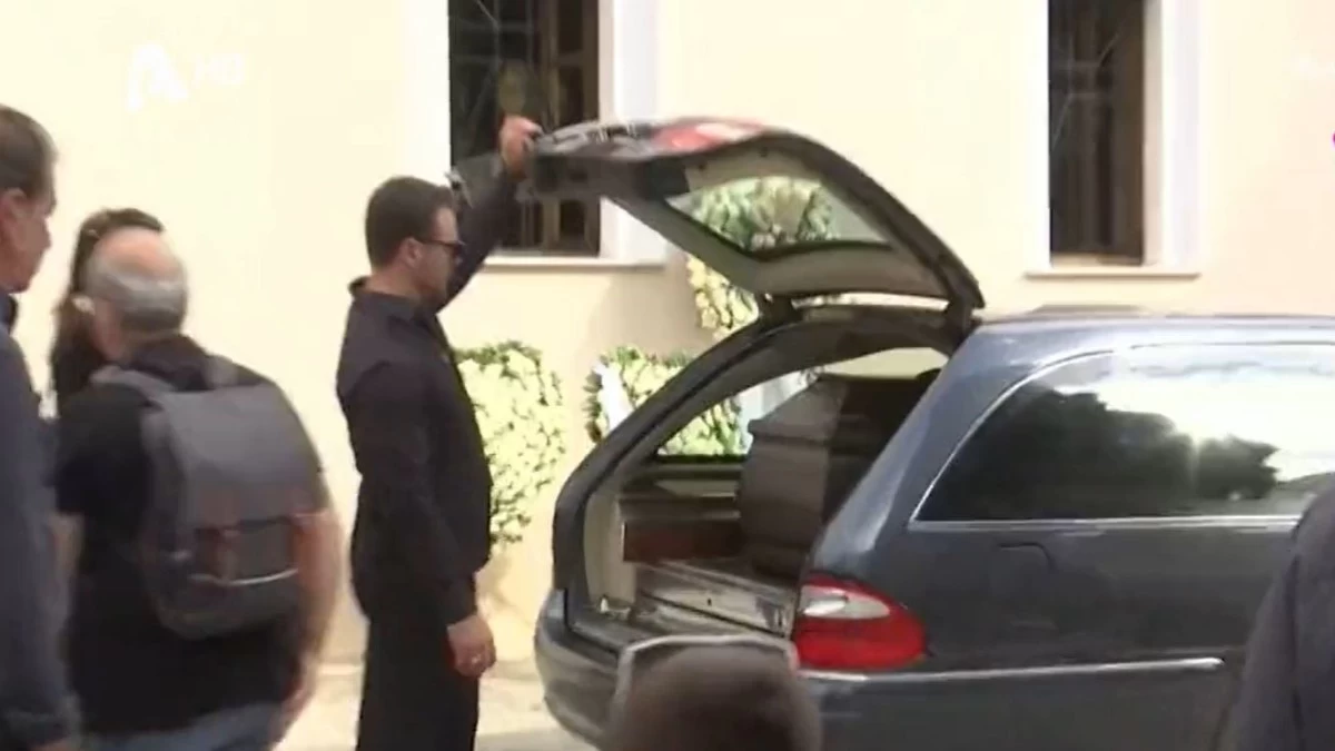 Κηδεία μητέρας Γιώργου Αγγελόπουλου: Η στιγμή που ξεσπάει σε κλάματα και σηκώνει το φέρετρο της