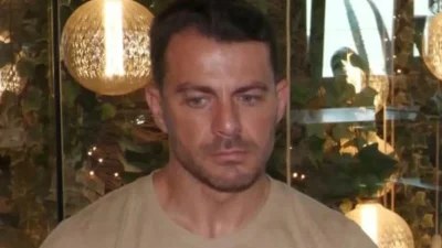 «Ακολούθησε τον Ιησού Χριστό» - Το μήνυμα του Γιώργου Aγγελόπουλου λίγο πριν ανέβει τα σκαλιά της εκκλησίας