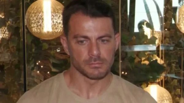 «Ακολούθησε τον Ιησού Χριστό» - Το μήνυμα του Γιώργου Aγγελόπουλου λίγο πριν ανέβει τα σκαλιά της εκκλησίας
