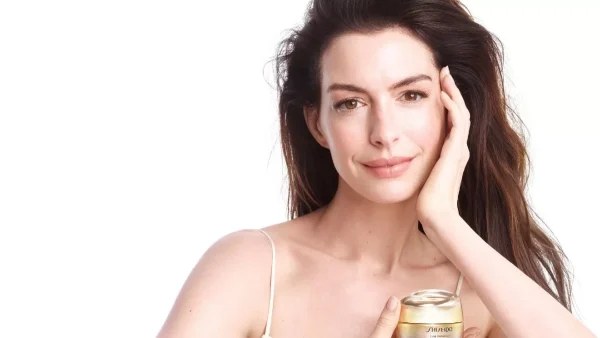 Η Αnne Hathaway είναι η νέα Global Ambassador της Shiseido