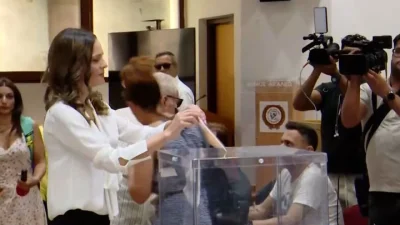 Ψήφισε η Έφη Ατσιόγλου: «Το κλίμα της τοξικότητας δεν μας ταιριάζει» - Στη Νέα Σμύρνη με τον μπαμπά και τον αδερφό του ο Στέφανος Κασσελάκης