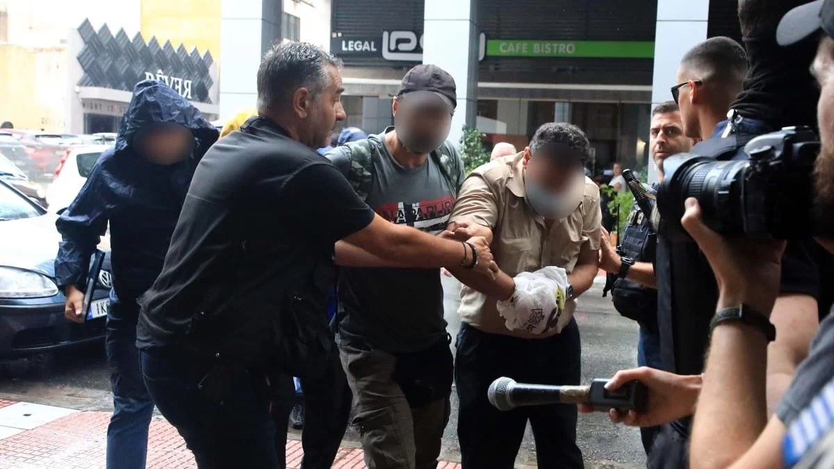 Στα δικαστήρια του Πειραιά οι τέσσερις κατηγορούμενοι για την δολοφονία του 36χρονου Αντώνη στο Blue Horizon