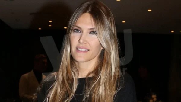 Χαμογελαστή με μπούκλα μαλλί - Η πρώτη εμφάνιση της Εύας Καΐλή μετά την αποφυλάκισή της