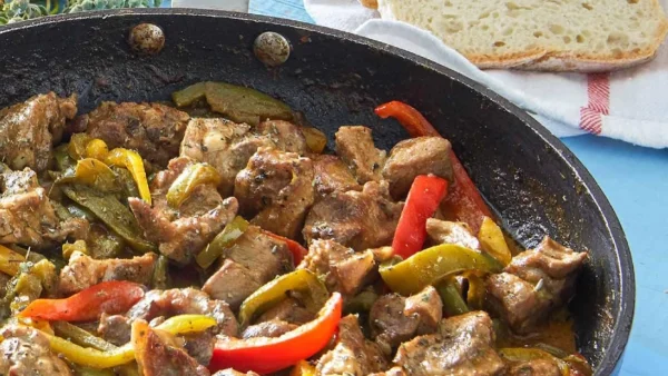 Πεντανόστιμη συνταγή και έτοιμη σε 5' -  Τηγανιά με χρωματιστές πιπεριές και κρασί