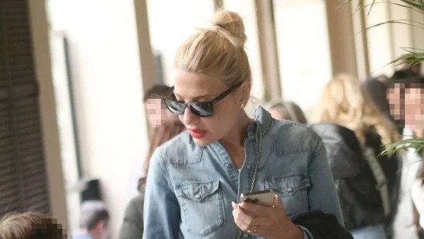 Ταξίδι αστραπή πριν την πρεμιέρα στο ΣΚΑΙ - Προσκύνησε στη Μονή Αγίου Νεκταρίου στην Αίγινα η Φαίη Σκορδά (Φωτογραφίες)