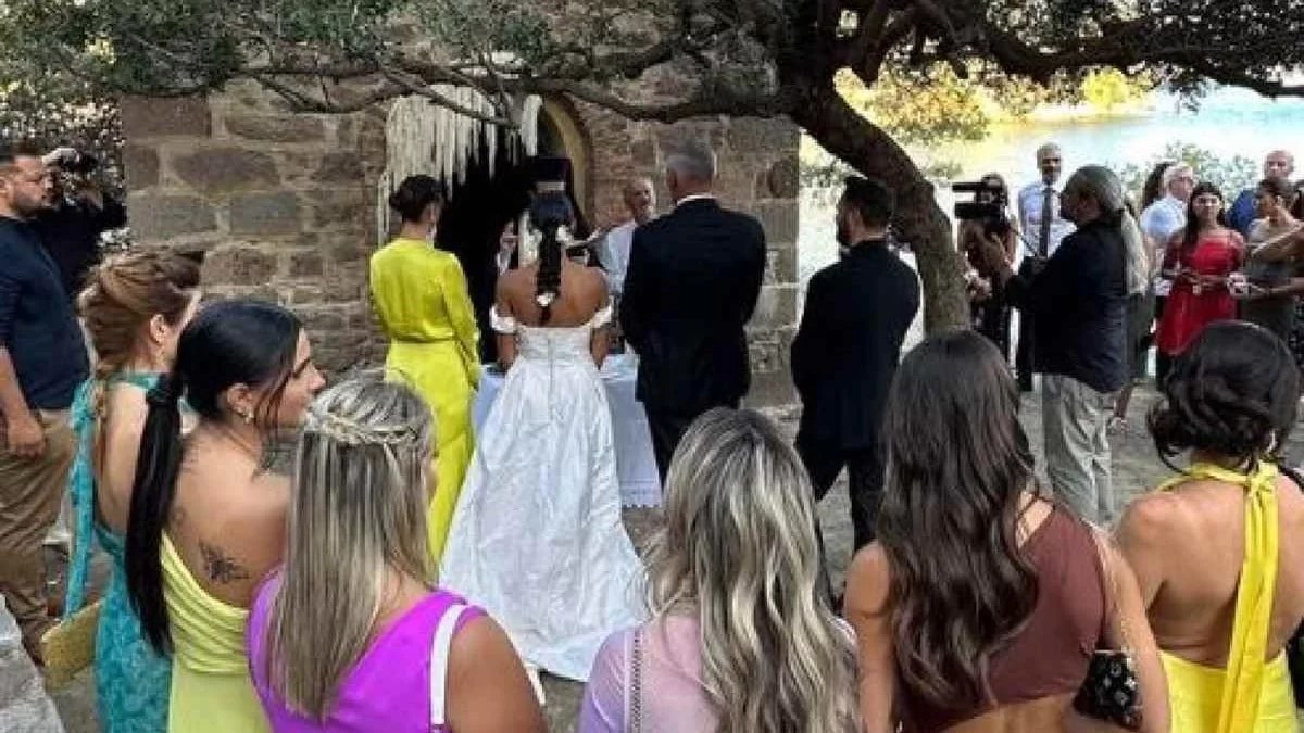 Λαμπερός γάμος στην εγχώρια showbiz - Γνωστός επιχειρηματίας παντρεύτηκε την εκλεκτή της καρδιάς του σε μικρό εκκλησάκι στον Πόρο