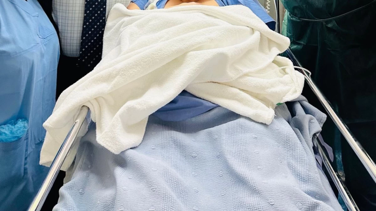 Ελληνίδα εγκυμονούσα γέννησε και δημοσίευσε φωτογραφία από το μαιευτήριο λίγα λεπτά μετά τον τοκετό