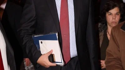 Μπαμπάς για πρώτη φορά γνωστός πολιτικός - Έγκυος η σύζυγός του λίγο μετά τον γάμο τους