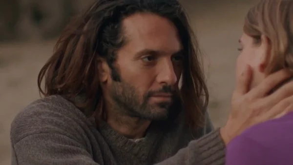 «Τι έκανε τώρα αυτός;» - Φρενίτιδα στο twitter με το πρώτο φιλί Υπατίας και Χάρι στην σειρά Παραλία