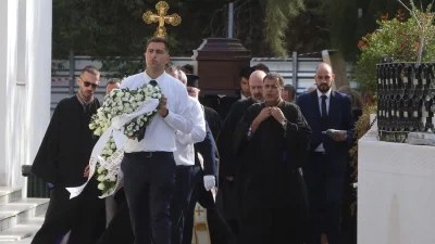 Βαρύ το κλίμα στην κηδεία του Γιάννη Βουράκη - Με μαύρα γυαλιά στο πρόσωπο και μαργαριτάρια στο λαιμό η Φωτεινή Πιπιλή