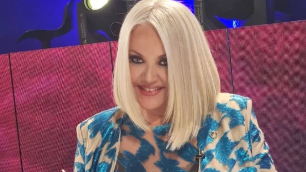 Ξανθιά με λευκή επιδερμίδα και στεγνό κορμί - Αγνώριστη η Ρούλα Κορομηλά πριν από 50 χρόνια