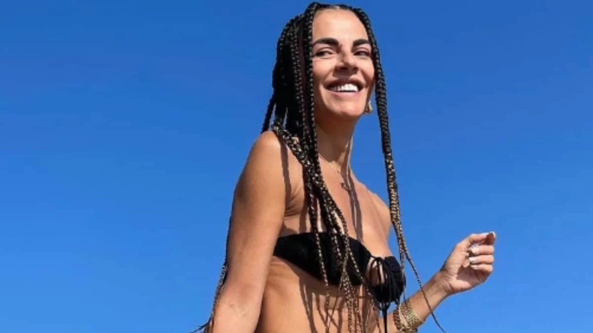Με ξεκουμπωμένο πουκάμισο και ένα ποτήρι κρασί στο χέρι - Πόζαρε πάνω σε τζετ σκι η Μαρία Σολωμού (Βίντεο)