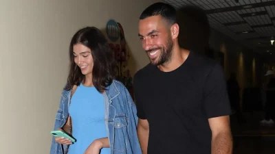 Με φούξια φόρεμα σε γάμο στον Πόρο - Η συγκλονιστική εμφάνιση της Μελίνας Νικολαΐδη στο πλευρό του Αλέξανδρου Πολυχρονιάδη