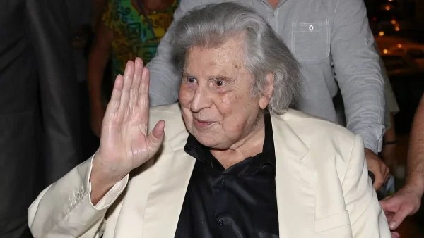 Ολοκληρώθηκε το μνημόσυνο για δύο χρόνια από το θάνατο του Μίκη Θεοδωράκη - Ρίγη συγκίνησης με την απόφαση για τη μνήμη του