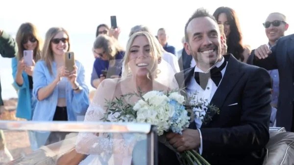 «Λίγα λεπτά αφότου άλλαξαν τις ζωές μας...» - Η πρώτη ανάρτηση του Μουζουράκη από το δωμάτιο τοκετού κατά τη διάρκεια της γέννα της Κόζαρη