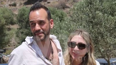 Με biker κολάν, λευκό πουκάμισο και αθλητικά παπούτσια - Η εμφάνιση της Μαριλούς Κόζαρη στο μαιευτήριο λίγο πριν γεννήσει