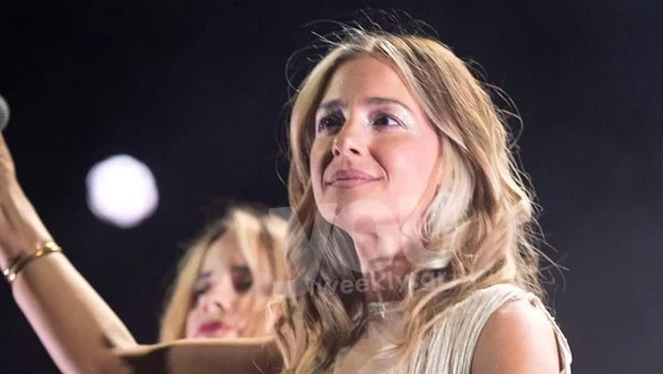 Φανερά αδυνατισμένη η Νατάσα Μποφίλιου - Η ανατρεπτική εμφάνιση με τα μακριά κρόσια από το στήθος μέχρι τα πόδια στο Θέατρο Βράχων