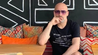 Βγαλμένο από περιοδικό - Φωτογραφίες από το εκκεντρικό σπίτι του Νίκου Μουτσινά με την πράσινη βιβλιοθήκη και την κούνια στη βεράντα