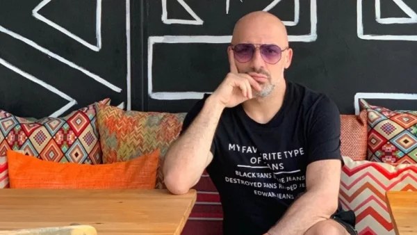 Βγαλμένο από περιοδικό - Φωτογραφίες από το εκκεντρικό σπίτι του Νίκου Μουτσινά με την πράσινη βιβλιοθήκη και την κούνια στη βεράντα