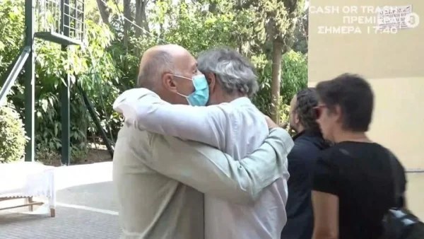 Με μούσια και λευκό πουκάμισο, δεν μπορούσε να σταθεί όρθιος στο μνημόσυνο του γιου του ο Οδυσσέας Σταμούλης - Σπάραξε στο κλάμα η πρώην σύζυγός του