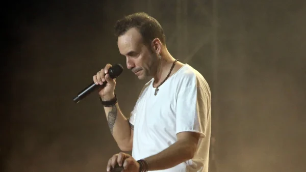 Πάνος Μουζουράκης: Συγκινημένος πάνω στην σκηνή - Η τρυφερή έκπληξη για την κόρη του