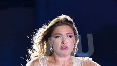 Έλενα Παπαρίζου: Με ροζ χρυσό καουμπόικες μπότες, διχτυωτό καλσόν και μπλούζα με κρόσια - Η εμφάνισή της στο Βεάκειο θέατρο