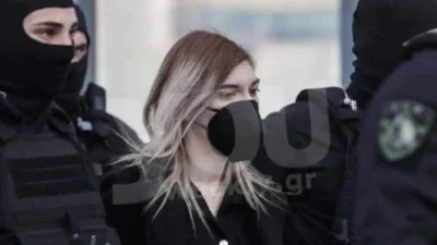 Αδυνατισμένη με βαμμένα μαλλιά και περιποιημένη - Αγνώριστη η Ρούλα Πισπιρίγκου στο δικαστήριο