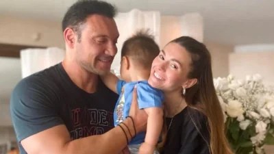 Από την Άνδρο στην Κυλλήνη και πίσω στη βίλα τους στη Βούλα - Οι καλοκαιρινές διακοπές της Σιαμπάνη με τον Σταθοκωστόπουλο και το γιο τους