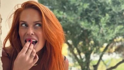 Με ροζ κολλητό φόρεμα και κοψίματα στο στήθος - Πανζουρλισμός με την εμφάνιση της Σίσσυς Χρηστίδου στο στούντιο του MEGA