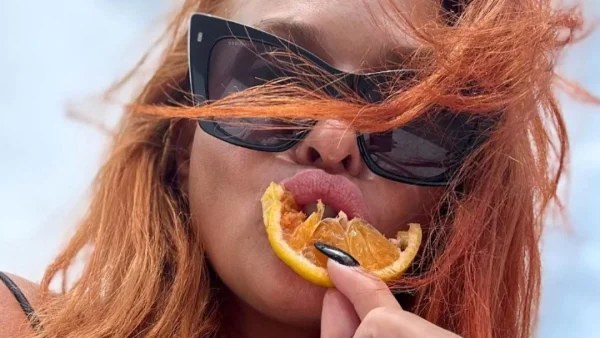 Με τεράστια διώροφη κίτρινη τούρτα και ένα μπουκέτο με λουλούδια - Η έκπληξη για τα γενέθλια της Σίσσυς Χρηστίδου στο στούντιο της Barking Well