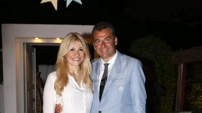 Θυμίζει εκείνο που φόρεσε στη βάφτιση του γιου της, Δημητράκη, στο πλευρό του Γιώργου Λιάγκα - Τι συμβαίνει με το φόρεμα της Φαίης Σκορδά που διάλεξε ως νονά