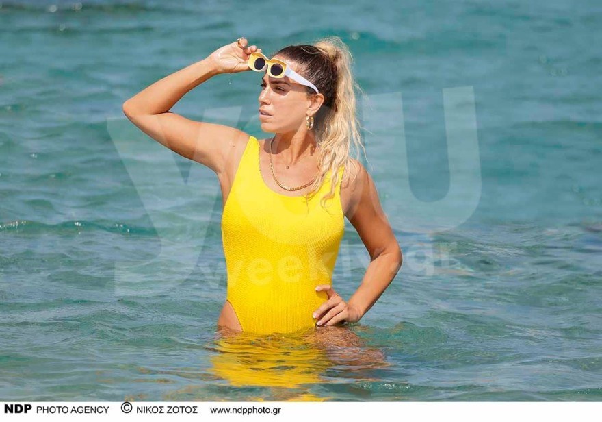 Με κίτρινο ολόσωμο μαγιό σε παραλία της Μυκόνου: Αποκλειστικές φωτογραφίες από τις διακοπές της Κατερίνας Στικούδη και του Βαγγέλη Σερίφη