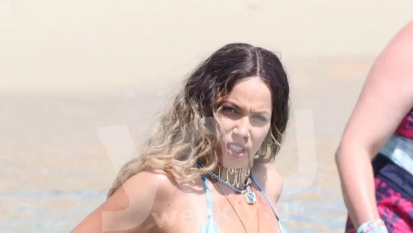 Είχε κόψει το σορτσάκι της σε σχήμα μαγιό - Το τρικ της Κατερίνας Στικούδη για να κρύψει την εγκυμοσύνη στην παραλία