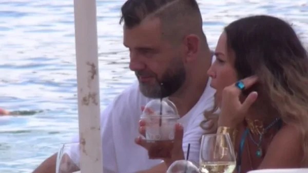 Έπιναν από καφέδες μέχρι κρασί - Με μπλε μεταλιζέ μαγιό και "καυτό" στενό σορτσάκι η Κατερίνα Στικούδη στο πλευρό του Σερίφη στη Μύκονο