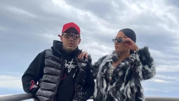 Παθιασμένες αγκαλιές μέσα σε τζακούζι - Με νέον ολόσωμο μαγιό η Έλενα Τσαγκρινού μαζί με τον Dj Stephan