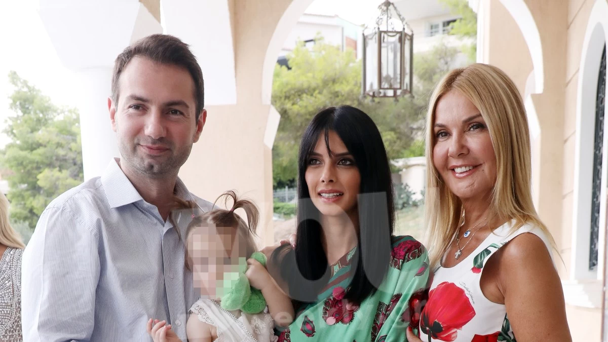 Βαφτίστηκε η μοναχοκόρη του Δημήτρη Παππά & της Άννας Μπεζάν - Με φλοράλ φόρεμα η γιαγιά της, Χριστίνα Παππά
