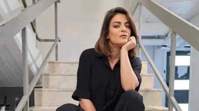 Με σατέν μαύρο φόρεμα και ψηλοτάκουνες γόβες - Η νέα ολόσωμη φωτογραφία στο στούντιο του OPEN μετά την ανακοίνωση της εγκυμοσύνης