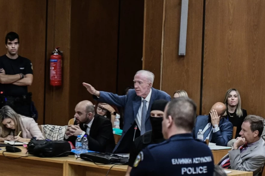 Πλεύρης χαιρετάει ναζιστικά