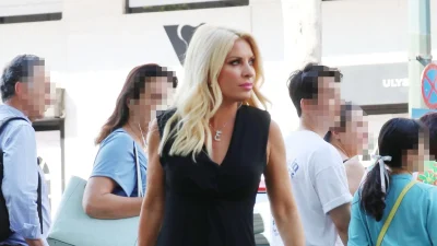 Μαυροφορεμένη με γυαλιά ηλίου στο πρόσωπό της - Φωτογραφία από την πρωινή βόλτα της Ελένης Μενεγάκη στο κέντρο της Αθήνας