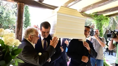 Μαίρη Χρονοπούλου: Έφτασε στο σπίτι της μέσα σε λευκό φέρετρο - Οι πρώτες εικόνες από την "γιορτή"