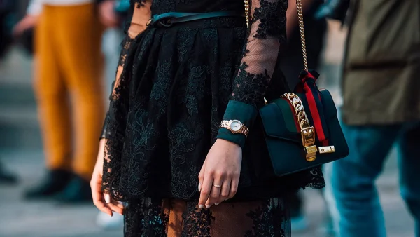 Το πιο θηλυκό φόρεμα του μήνα θα το βρεις στα Zara μόνο με €9,99