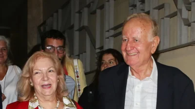 Πιασμένοι από τη μέση οι γονείς του Στέφανου Κασσελάκη σε βραδινή έξοδο - Η μητέρα του, Λία με εντυπωσιακό κόκκινο σακάκι