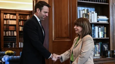 Με κοστούμι και γραβάτα ο Στέφανος Κασσελάκης στο Προεδρικό Μέγαρο - Το λάθος που έκανε σύμφωνα με τον Ανδρέα Μικρούτσικο