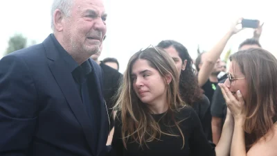 Εξόδιος ακολουθία Γιάννη Ιωαννίδη: «Σ' αγαπάω!» - Τραγικές φιγούρες η σύζυγος και η κόρη του