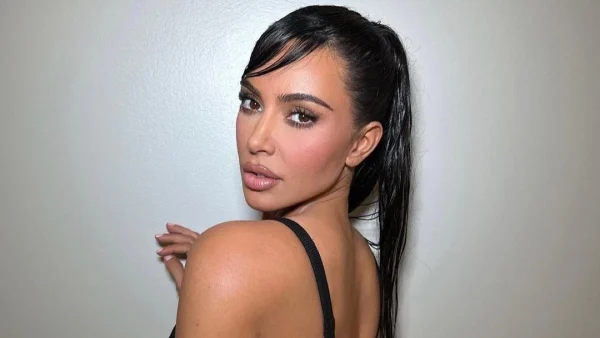 Kim Kardashian: Ποιό προϊόν χρησιμοποιεί για απίστευτη λάμψη στο πρόσωπο;