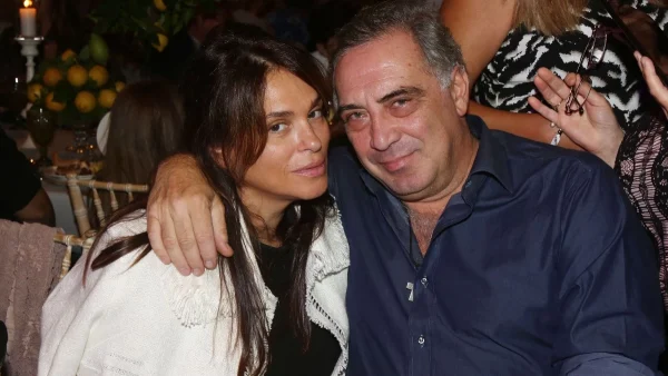 Άνοιγε από τη μέση και κάτω - Βγαλμένο από παραμύθι με διακριτική δαντέλα το νυφικό της Σίλιας Κριθαριώτη