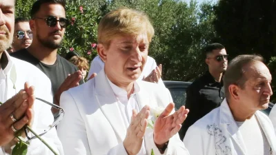 Μαίρη Χρονοπούλου: Κατέρρευσε ο Μάκης Δελαπόρτας πάνω από το φέρετρο - Βγήκε από το σπίτι κλαίγοντας γοερά