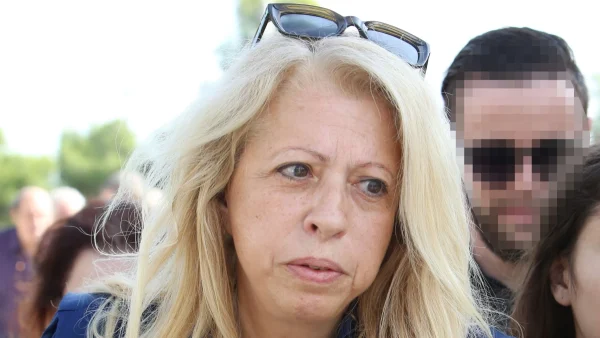 Συντετριμμένη η τελευταία σύντροφος του Αίαντα Μανθόπουλου στην κηδεία του - Με λουλούδια στα χέρια της και θλιμμένο βλέμμα στο νεκροταφείο