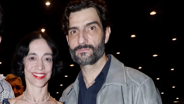 Με πουά φόρεμα η νύφη με τζιν πουκάμισο ο γαμπρός - Παντρεύτηκαν Νίκος Κουρής και Έλενα Τοπαλίδου μετά από 18 χρόνια σχέσης
