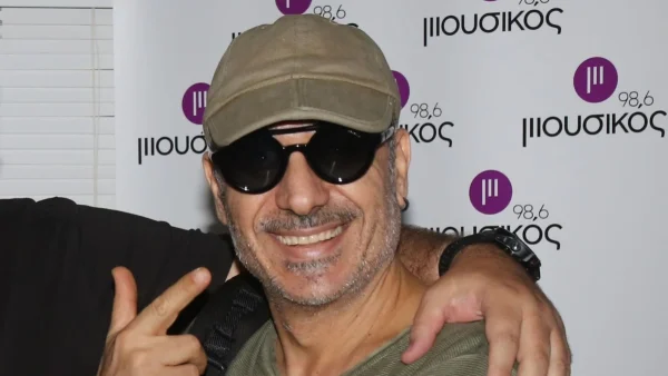 «Λείπει! Έχουμε να μιλήσουμε 3-4 χρόνια» - Το δημόσιο παράπονο γνωστού τραγουδιστή που έχει χαράξει μεγάλη επιτυχία με τον Νότη Σφακιανάκη